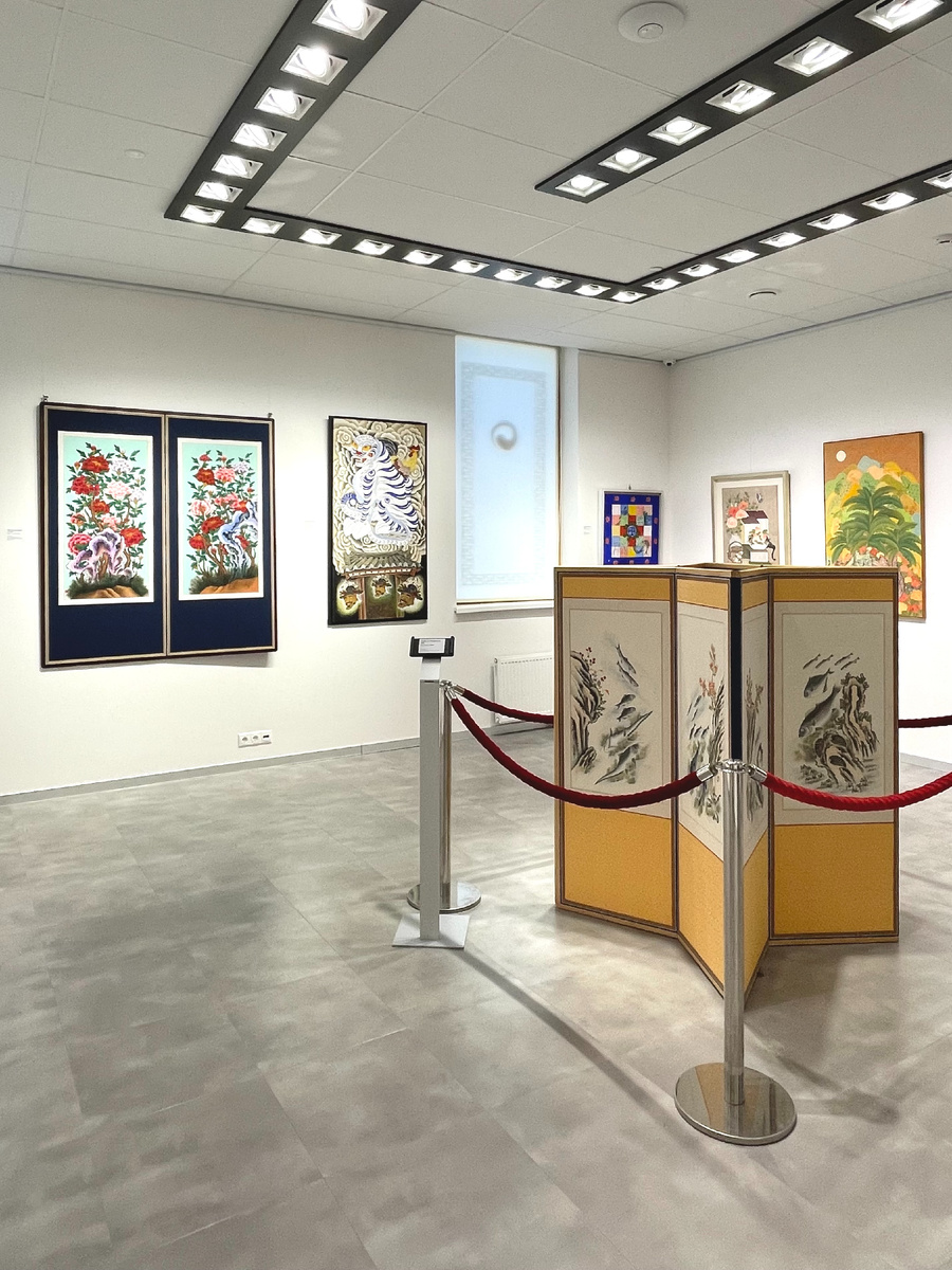 Часть экспозиции выставки «Красочная симфония Кореи» в Корейском культурном центре в Москве