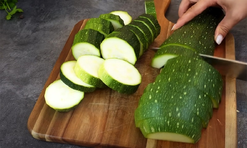 Хрустящие маринованные кабачки на зиму: секрет сочной закуски, которая понравится всем