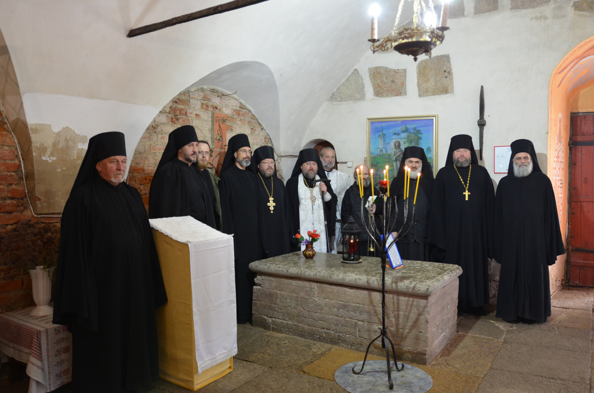 Игумен и братия Никольской обители у гробницы Александра Лосева