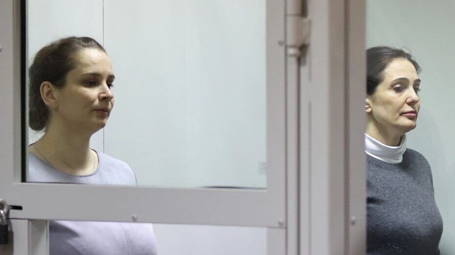 Бывшие главврач роддома Елена Белая и заведующая отделением Элина Сушкевич на скамье подсудимых. Источник: Медицинская Россия