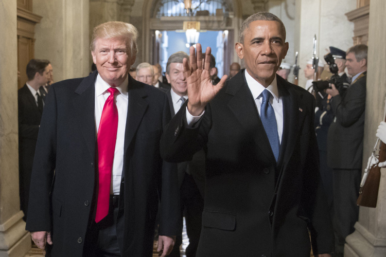    «Глава национальной разведки США обвинила экс-президента Барака Обаму и его команду в государственной измене. Якобы они заставляли ее ведомство фабриковать обвинения против Дональда Трампа и приписывать ему связи с Россией».   
Фото: © J. Scott Applewhite / dpa / www.globallookpress.com