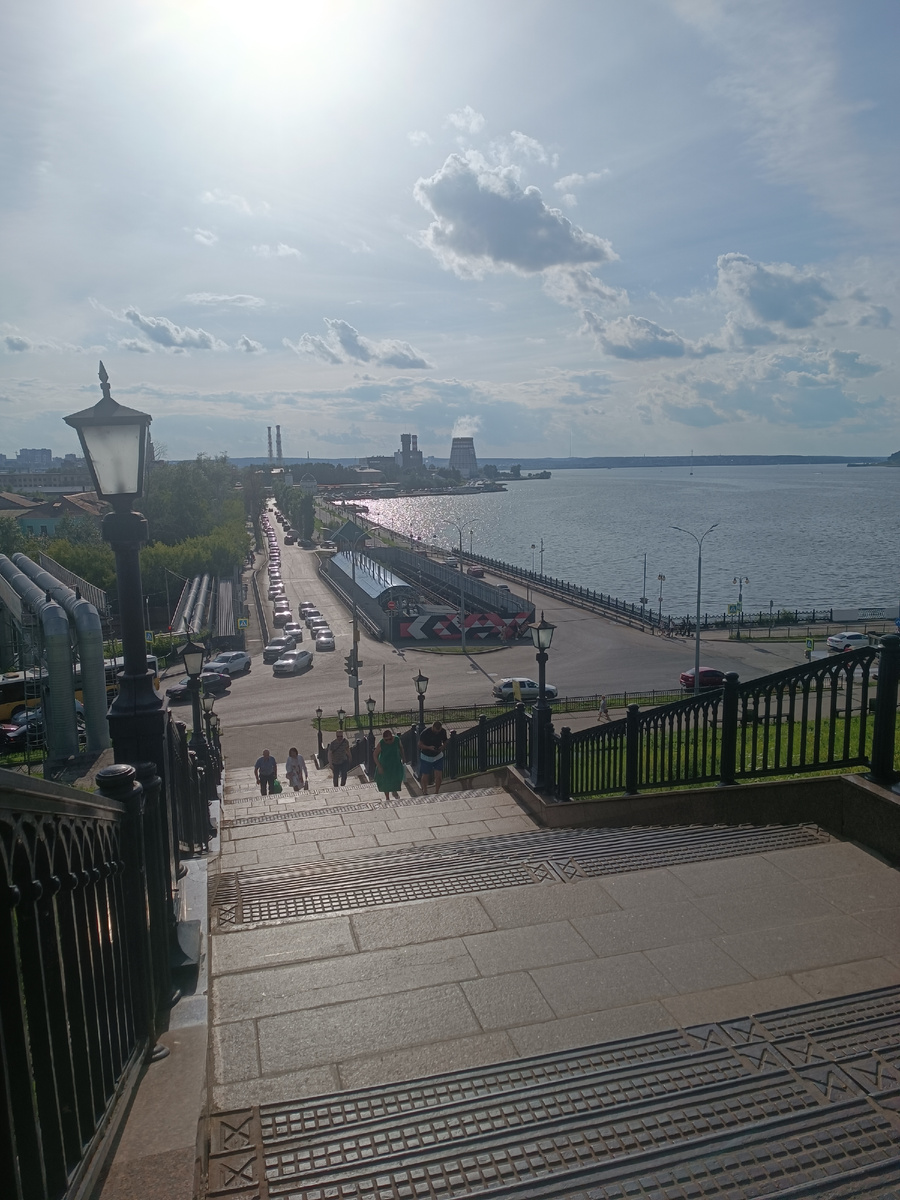 Дорога, соединяющая город и завод