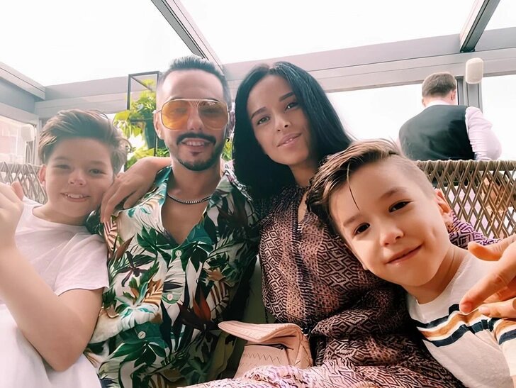 Сейчас мальчики в основном проводят время с мамой