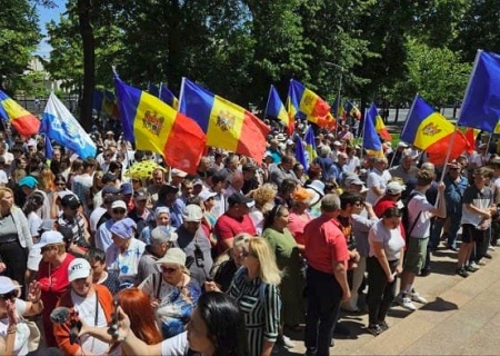    Десятки тысяч молдаван вышли протестовать против действующего режима