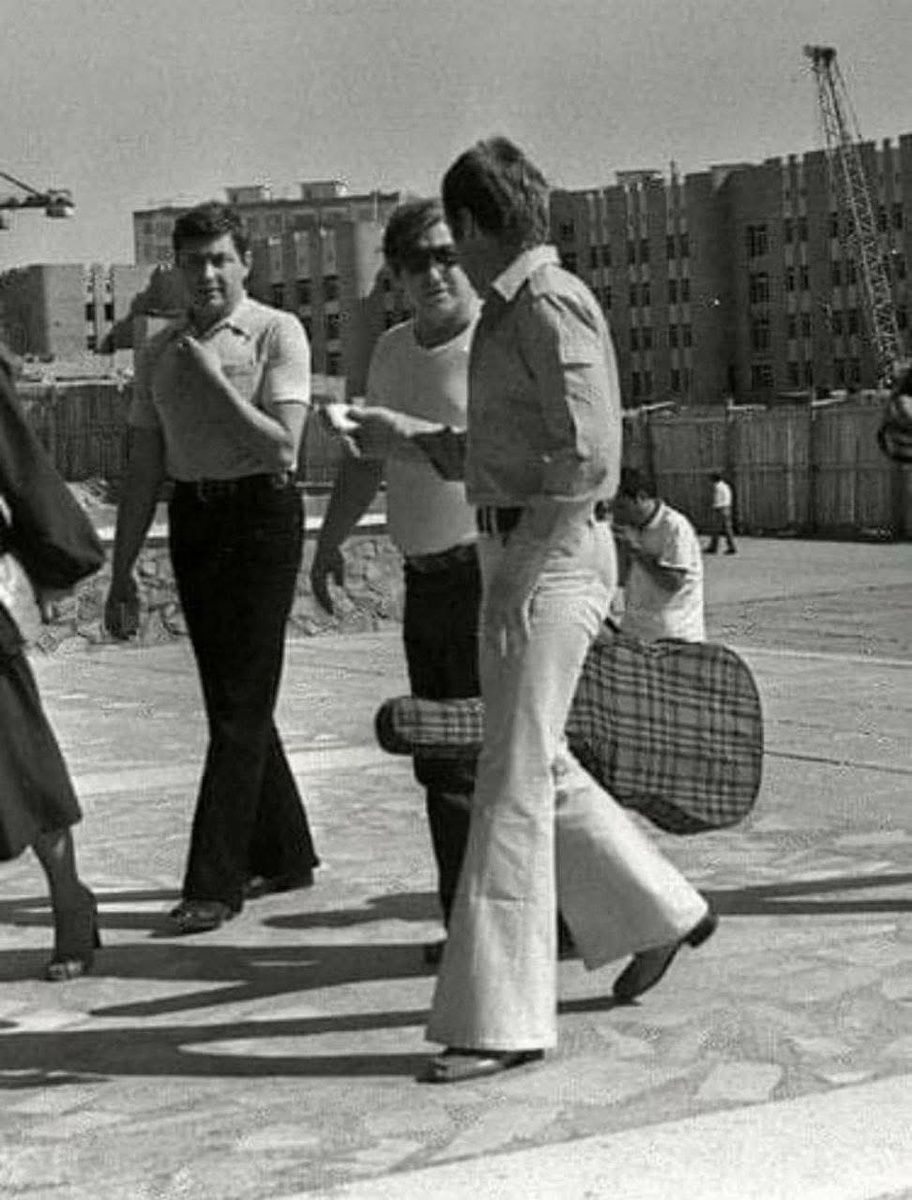 26 июля 1979 год. На гастроли прибыли : слева - направо : актёр Всеволод Абдулов, администратор и импресарио Высоцкого Владимир Гольдман и Владимир Высоцкий. 
(Владимир Гольдман ещё и сыграл эпизод в фильме "Место встречи изменить нельзя").