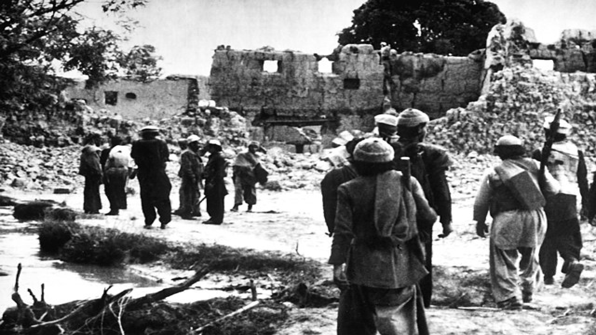 А с той стороны душманы стали уже подходить для того, чтобы схватить раненых.