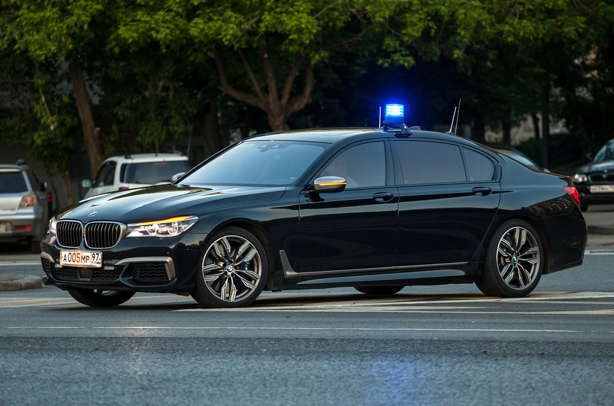 С 26 июля вступают в силу новые Правила дорожного движения (ПДД). При приближении автомобиля со спецсигналом водителям необходимо перестраиваться в соседний ряд или на обочину. Фото с просторов интернета