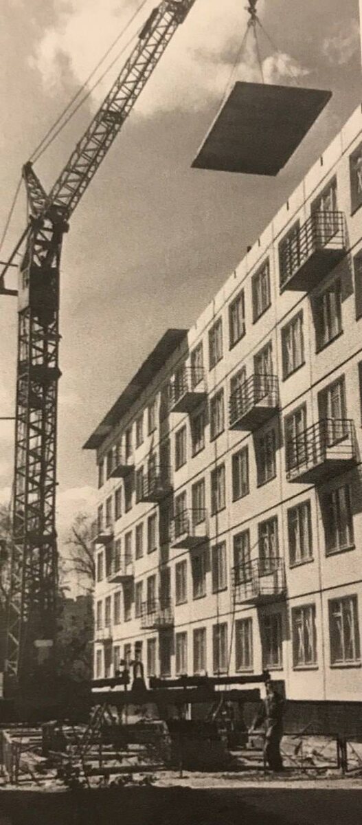 1963 год — первый радиоуправляемый кран (сравните с ручной кладкой сталинок!).