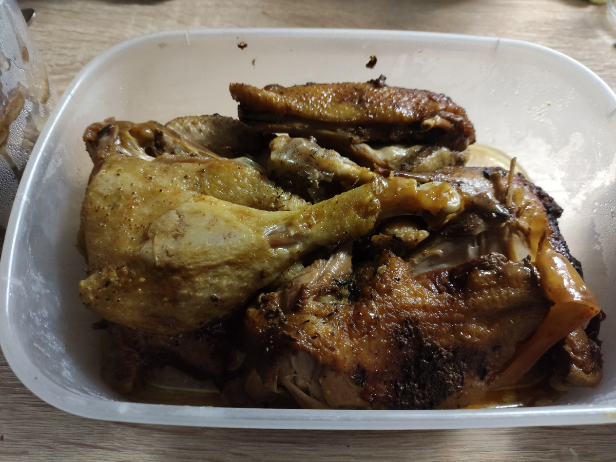 Темные кусочки мариновались, слева бедрышкл без маринада готовилось