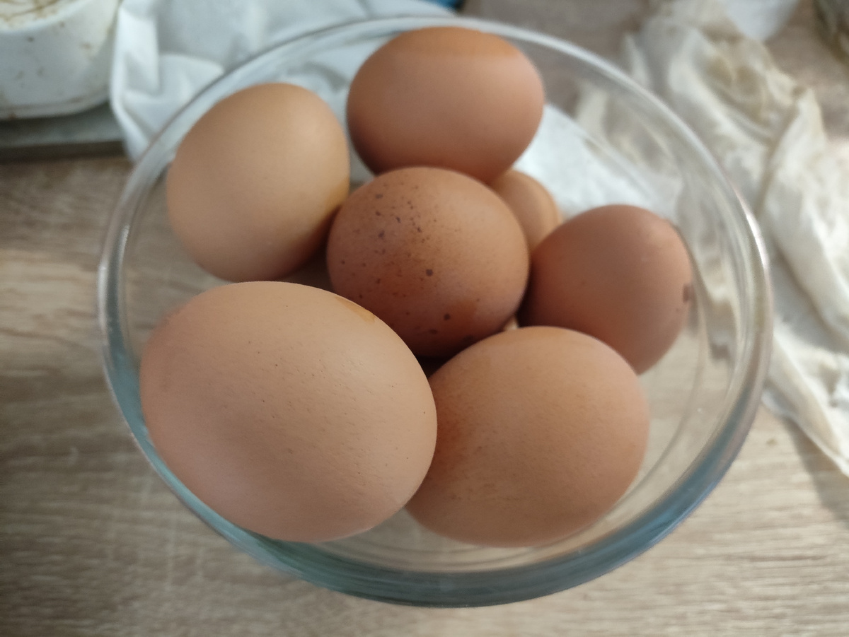 Яйца куриные вареные ))