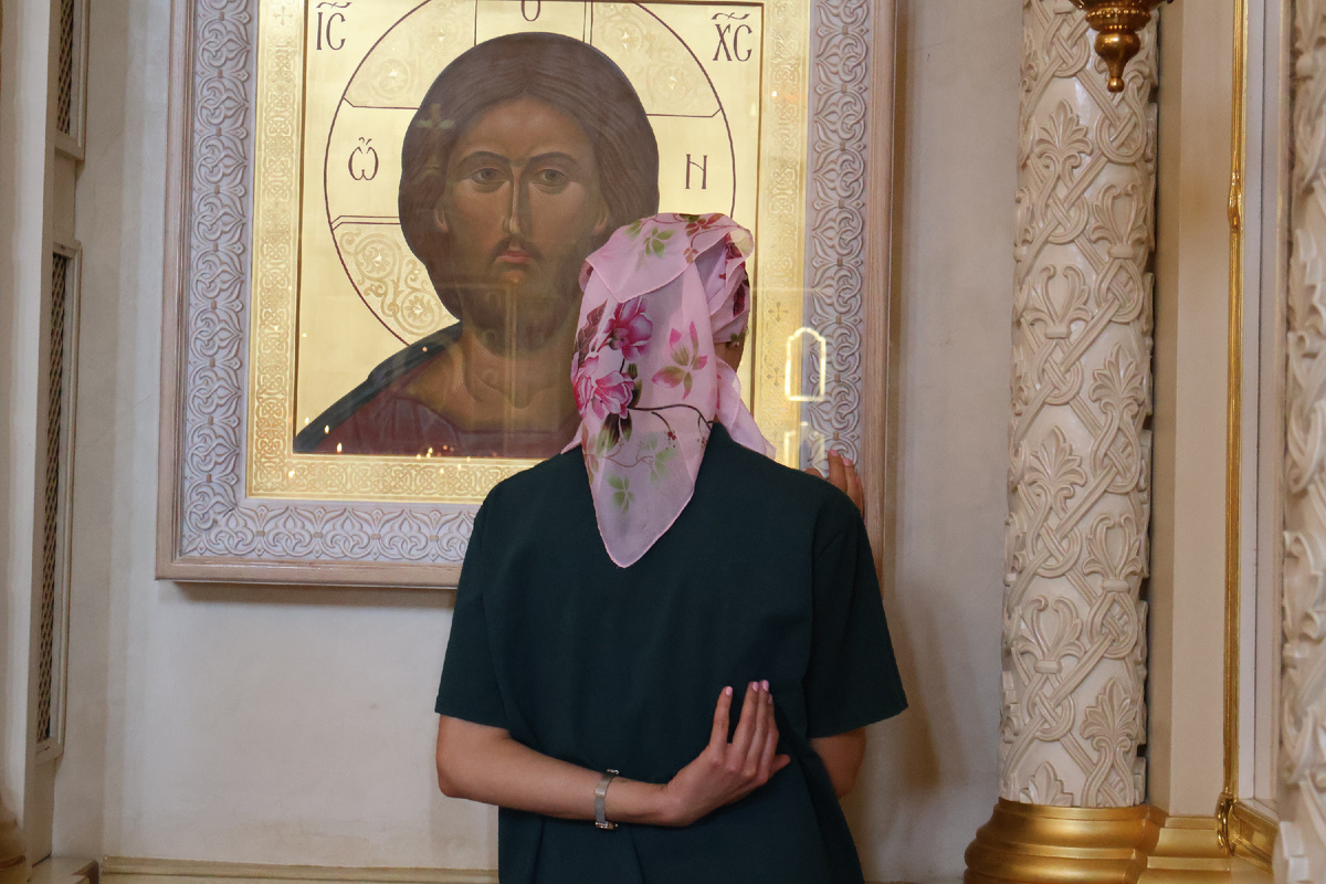 Девушка красивая молится. А икону эту нашему храму подарил Святейший Патриарх Кирилл.