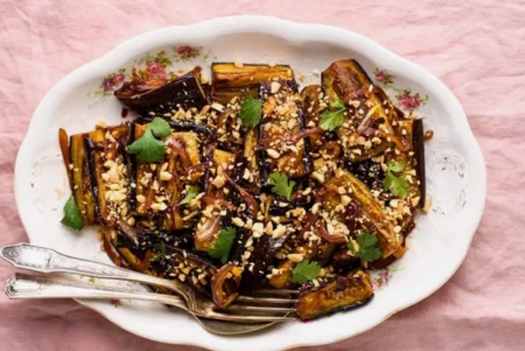 Баклажаны с соевым соусом и чесноком.