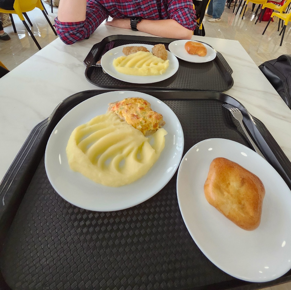 Скромный обед в студенческой столовой. Стоит это примерно 300 рублей.