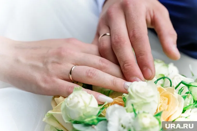  Тюменец встал на колено на сцене у Технопарка
Фото: Руслан Яроцкий © URA.RU