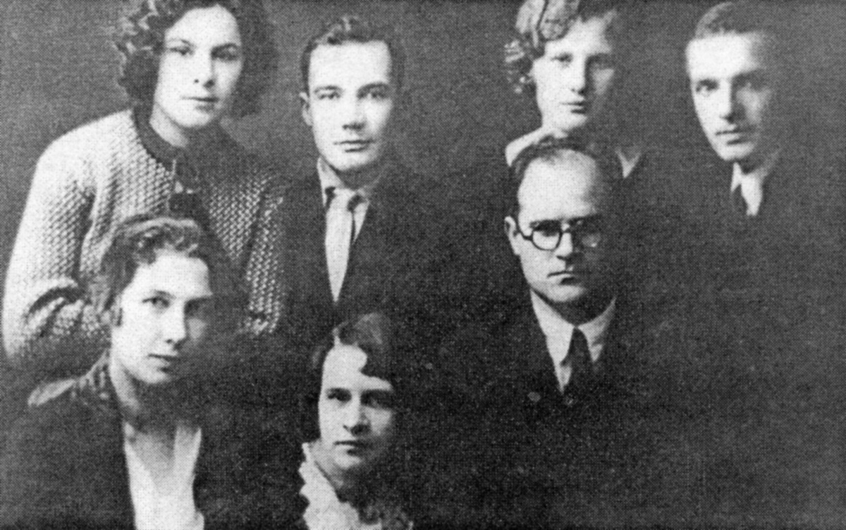 Саратовский университет. Стоят: А. И. Хохлова, П. М. Чулков, Е. А. Матерова, А. И. Никурашин; сидят: В. И. Парамонова, В. С. Колосова, Б. П. Никольский. Саратов. 1936. Авторство: Serge Lachinov (обработка для wiki). Академик Б. П. Никольский. Жизнь. Труды. Школа. СПб: Издательство Санкт-Петербургского университета. 2000 ISBN 5-288-02219-4, CC BY-SA 3.0, https://commons.ruwiki.ru/w/index.php?curid=6225117