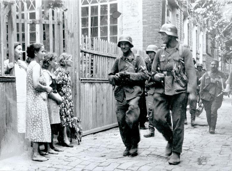 В дни оккупации. Фото 1942 года из открытых источников