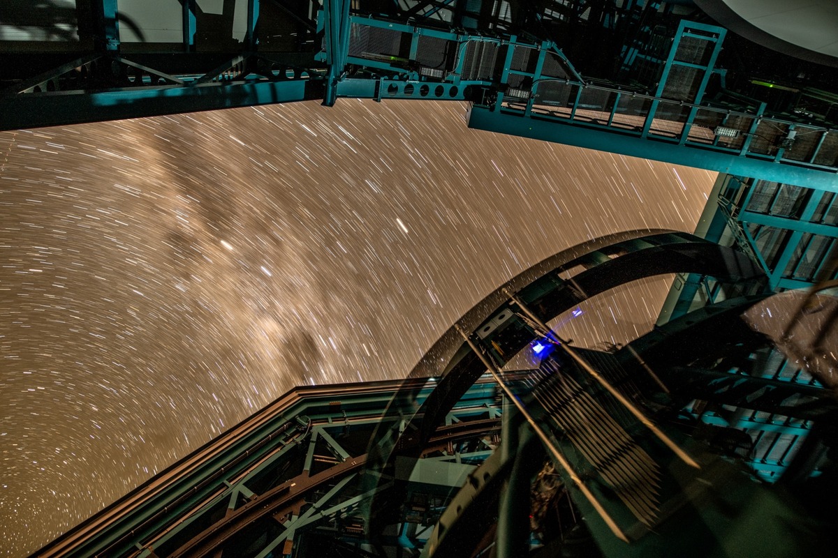 Rubin's Simonyi Survey Telescope can detect very faint objects like interstellar visitors and track their paths, as they swoop through our solar system before heading back out to the space between stars.Фотография Томаса Муниты, National Geographic
