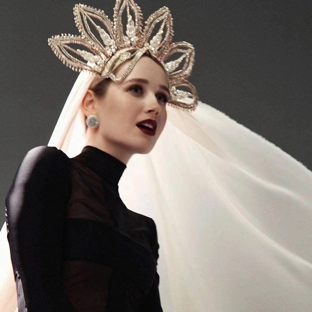 Популярная у молодежи певица Клава Кока в кокошнике. 