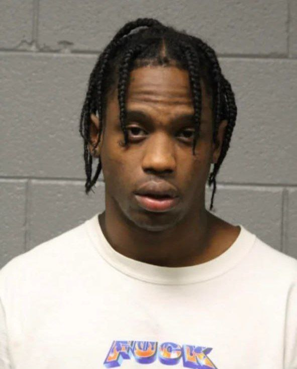 2015 год - Трэвис Скотт арестован полицией за подстрекательство толпы устроить дикий слэм на сцене фестиваля Lollapalooza.