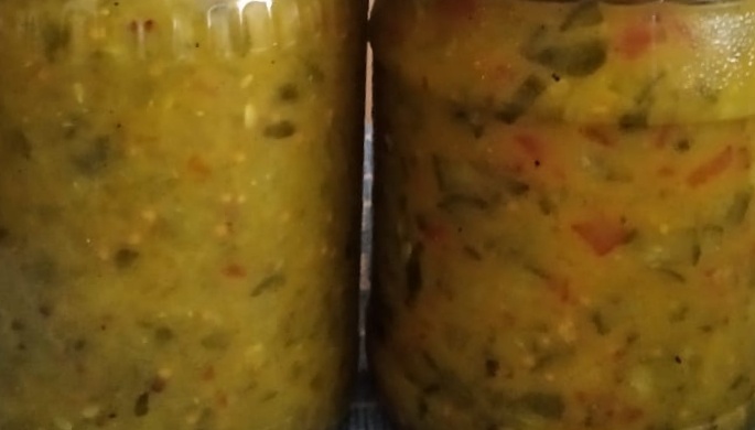 Левый соус только с красным болгарским перцем, правый - из смеси черного и красного перцев