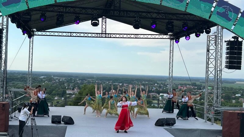     Творческая программа на горе Пикет Предоставлено altapress.ru