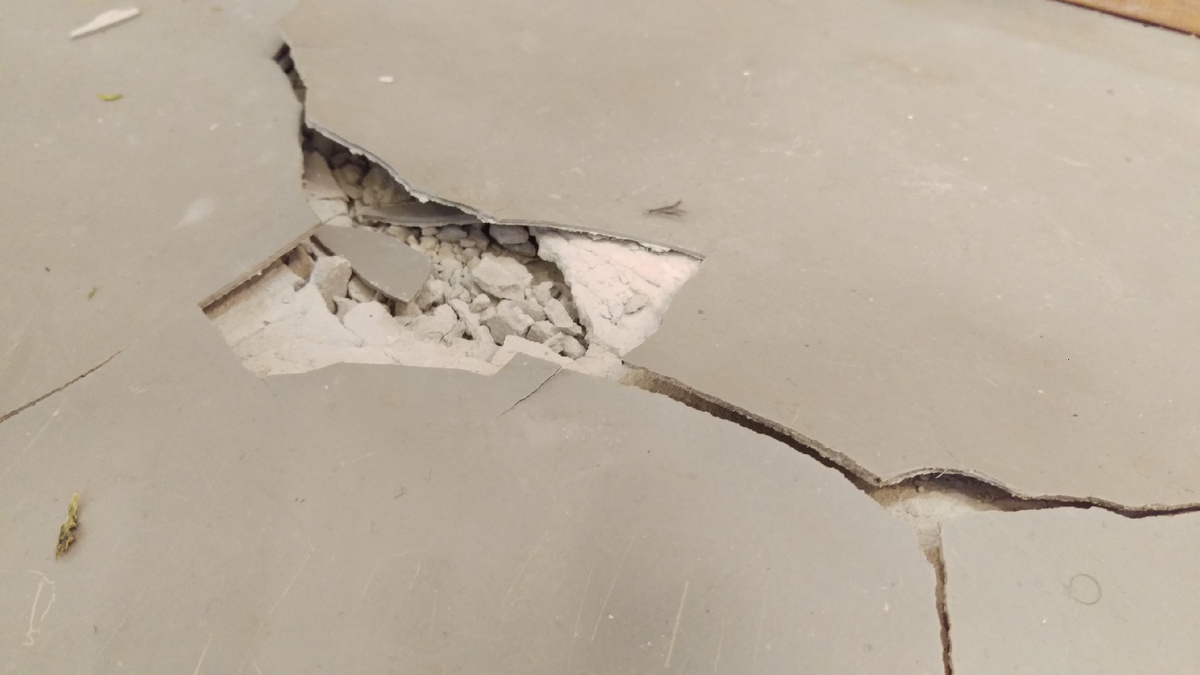 Почему пол трексается и рассыпается? Читайте в этой статье. 