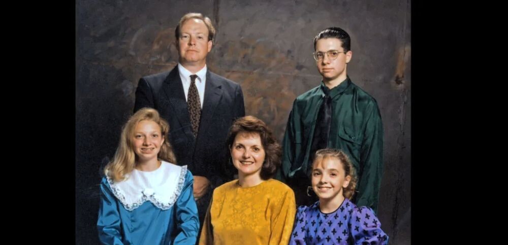 На момент гибели отцу и матери было 43 и 44 года, а сестричкам - 14 и 12 лет. Фото сделано незадолго до того, как Клэй их всех лишил жизни
