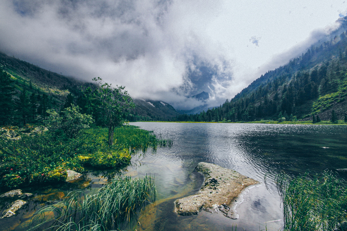 Облака в долине реки Крепкая горный Алтай