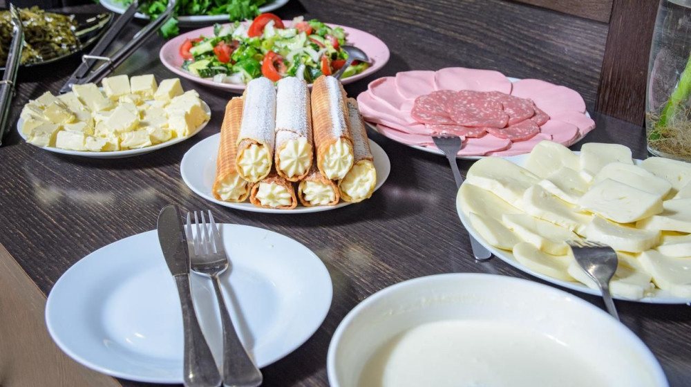    Шведский стол по-абхазски Кто и как кормит туристов в Гагре