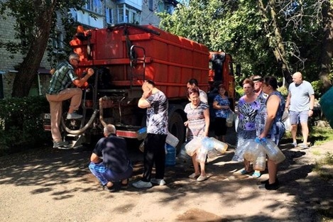 Кому-то счастье привалило – воду подвезли. Но обычно это разовая акция.