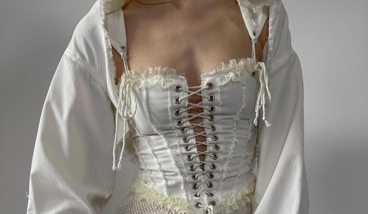     Как внедрить корсет в повседневный образ и не стать жертвой анахронизма