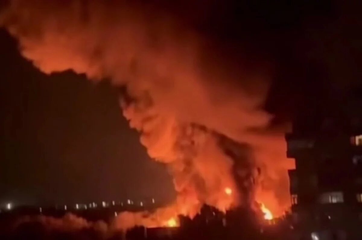    Очевидцы сняли на видео пожар после мощного взрыва в Днепродзержинске