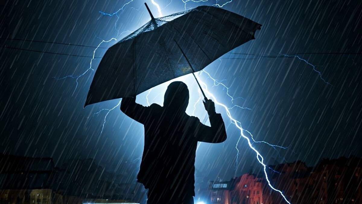    Разряд может ударить в зонт, мобильный телефон или ключи, поэтому от них в грозу лучше избавиться / Фото: Shutterstock