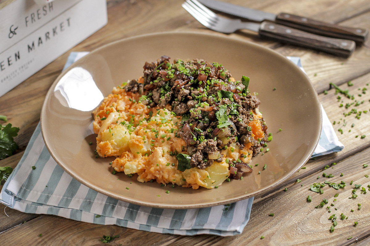 Говядина с картофелем, бататом и сыром в вустерском соусе