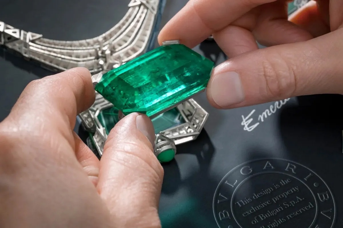 Центральный камень колье