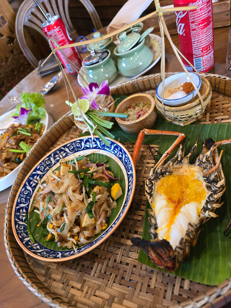 Вы только посмотрите на эти размеры. Тарелка с Пад-таем на самом деле большая