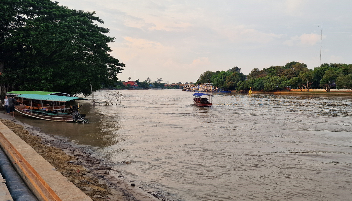 Вот в этой реке жил когда-то мой обед