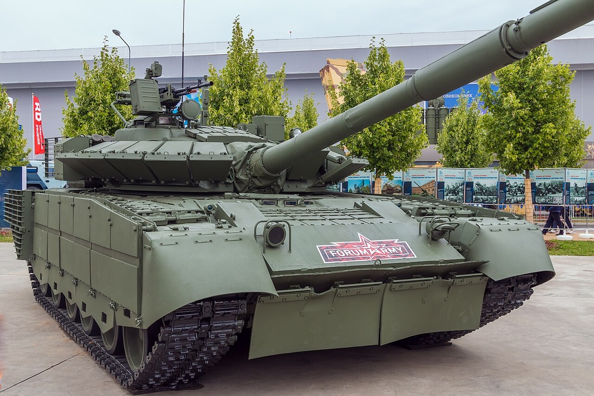 Российский основной боевой танк Т-80БВМ с комплектом динамической защиты "Реликт". 
