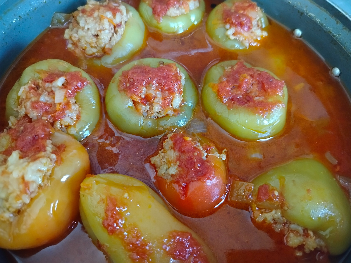 Перец готовлю в томате, что сама делаю. Нынче еще помидор нет, а вот прошлогодняя заготовка осталась. Ее и использовала