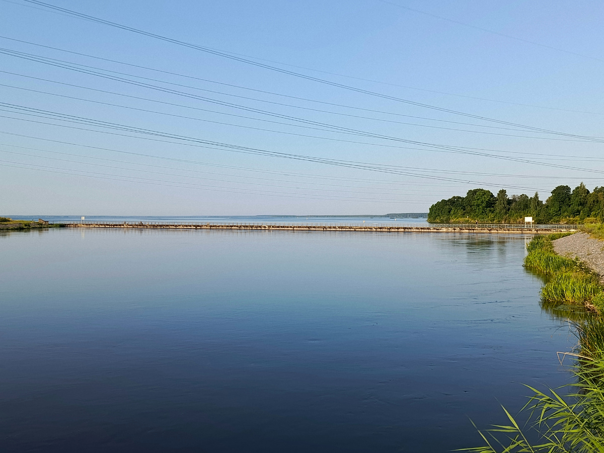 Дорога проходит мимо Нарвского водохранилища.