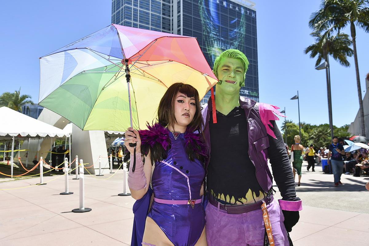   Richard Shotwell / Invision / AP- Сяо М. в костюме Рэйвен и Алекс Д. в костюме Бистбоя