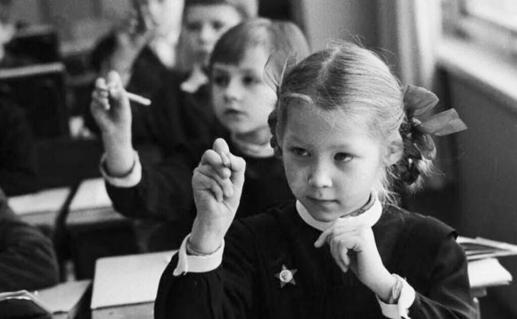 Школьные годы чудесные, С дружбою, с книгою, с песнею, Как они быстро летят! Их не воротишь назад. Разве они пролетят без следа?     Евгений Долматовский. Школьные годы