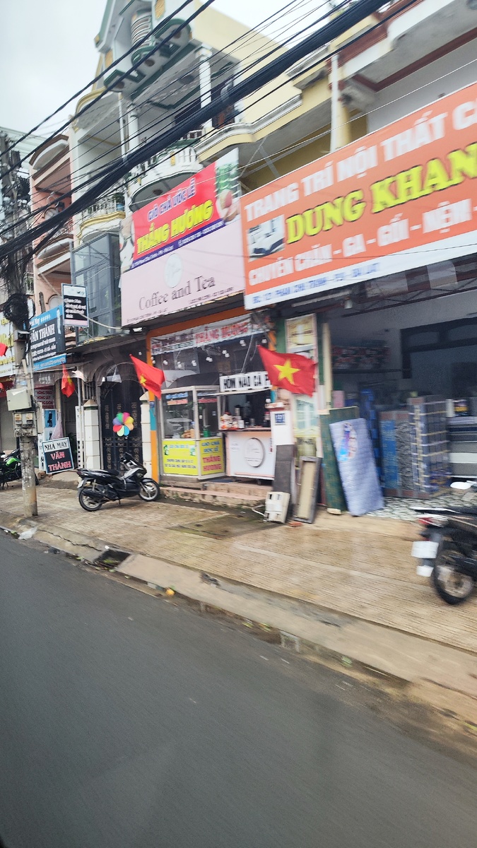 Одна из булочек Нячанга из окна автобуса. 