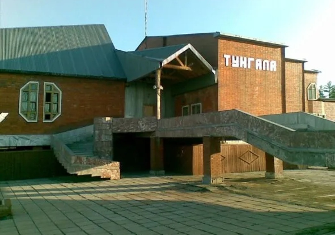 На данный момент, здание вокзала вроде как снесено:(