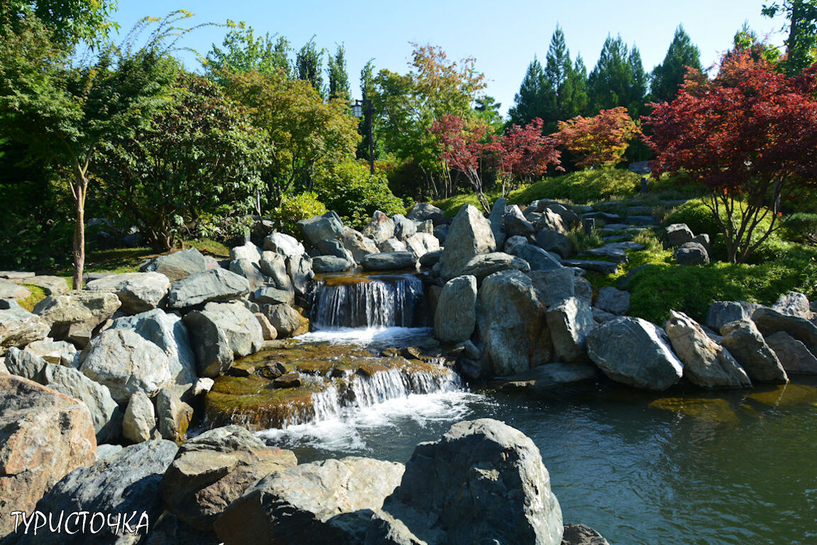 Один из водопадов в Японском саду