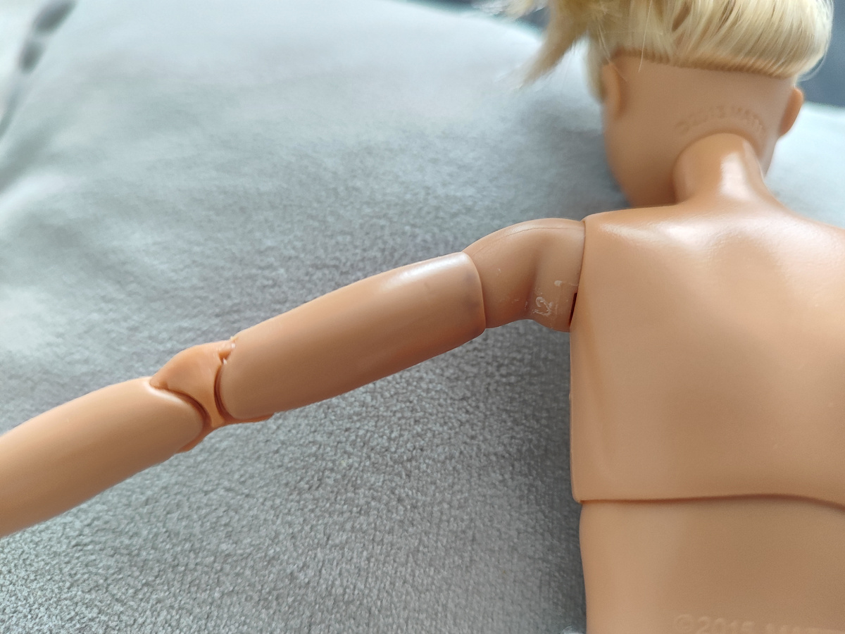 Удаление пять с тела куклы Barbie. Фото автора.