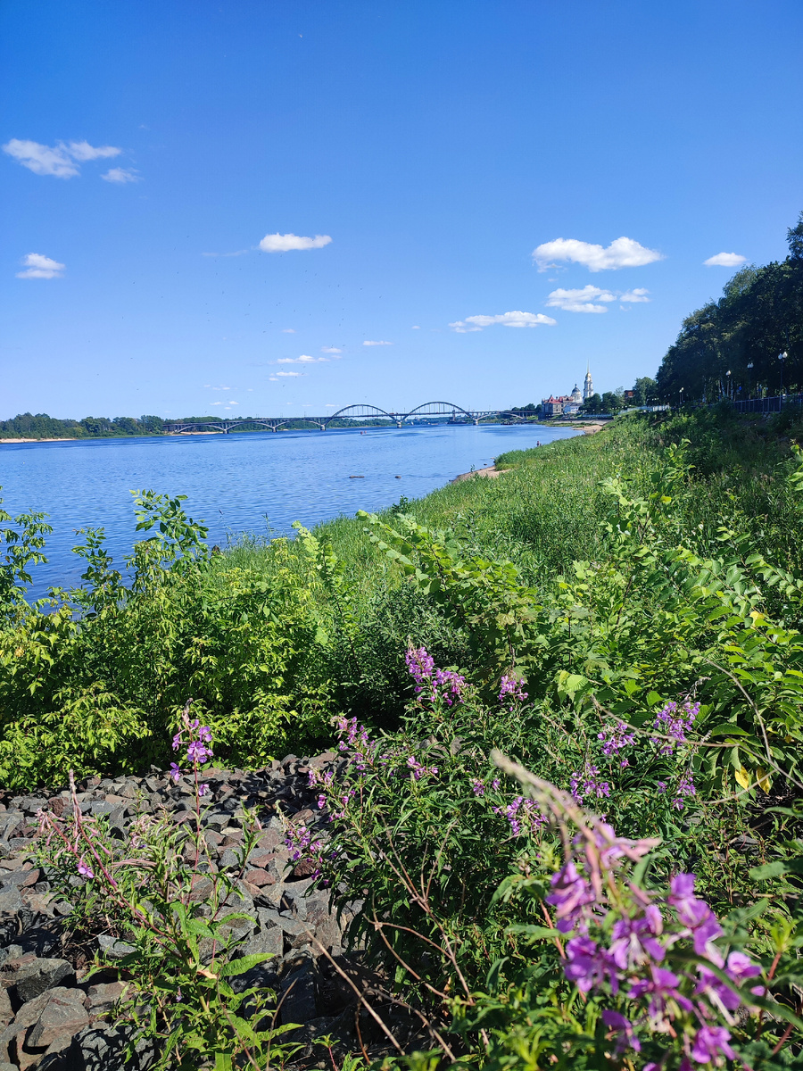 Ширина реки здесь около 600 метров.