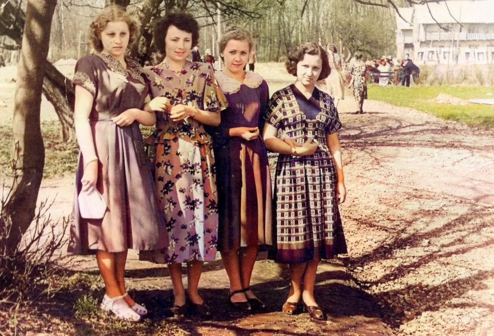 Советские девушки в платье на улице, эпоха 50-х годов