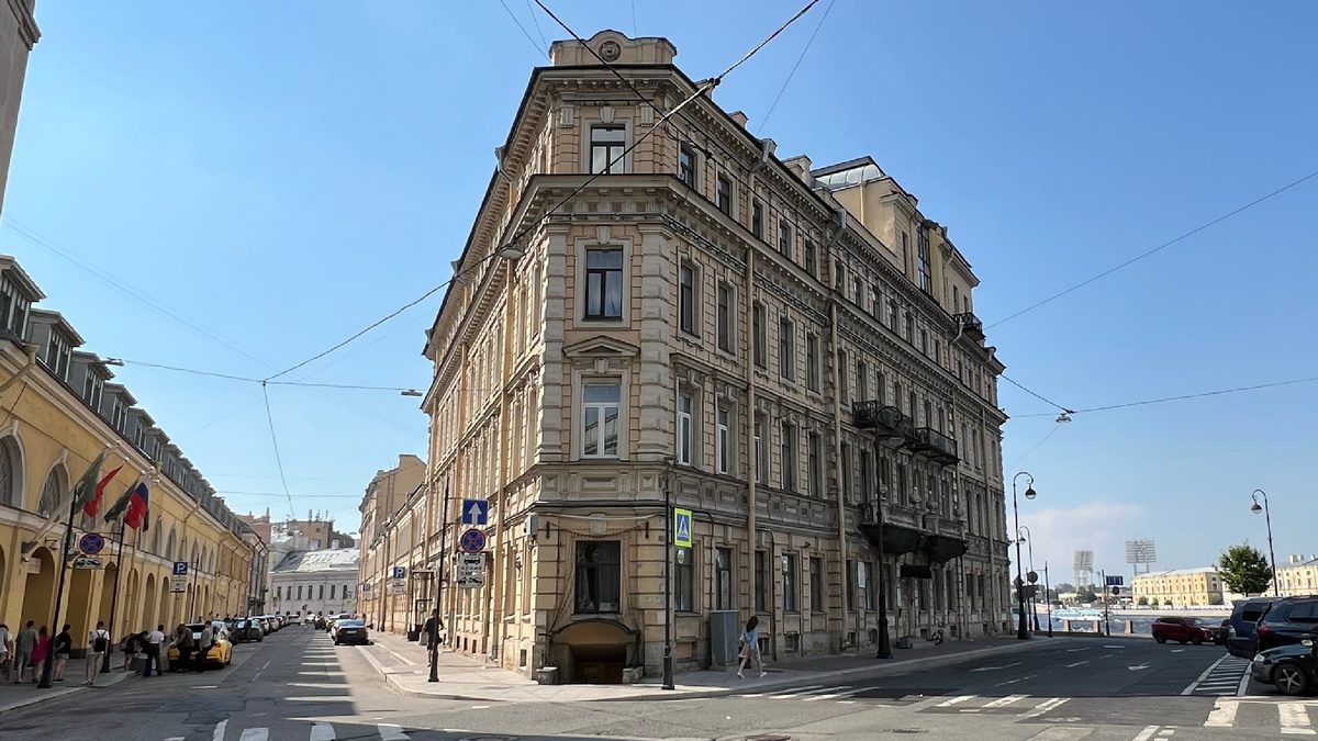 Дом на набережной Макарова, 10, где находится музей-квартира художника Архипа Куинджи. Фото автора канала.