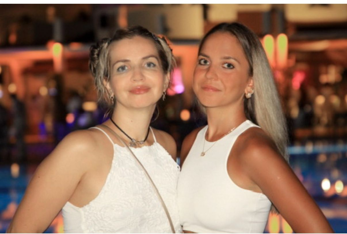 Из макияжа на мне только блеск и тушь. Отлично "поработало" солнце и отдых.